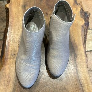 Bass brand tan snake skin faux leather size 7